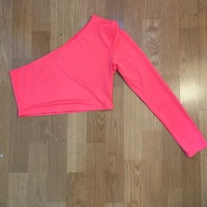 One-shoulder pink crop top
